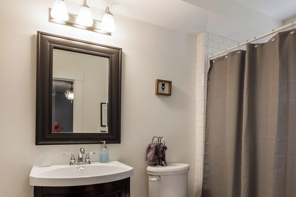 Dtwn Plymouth Fall & Winter Getaway w/ Yard Cottage in Plymouth