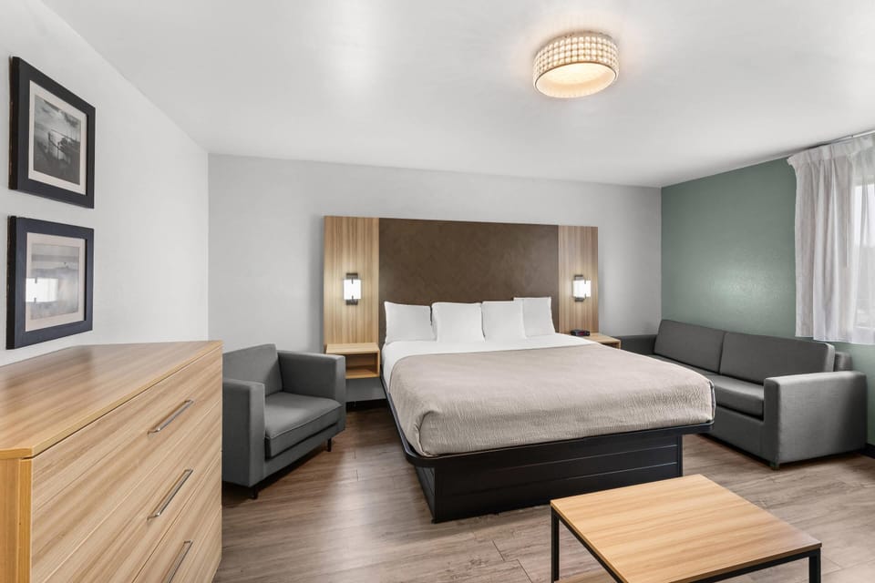 Suite, 1 King Bed, Non Smoking | Desk, bed sheets