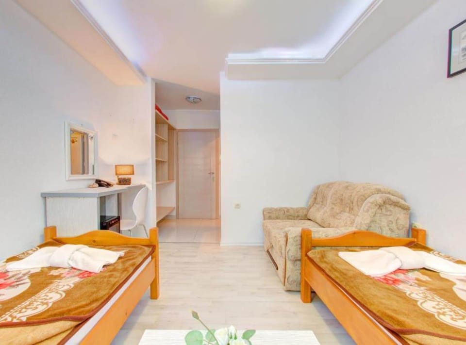 Twin Room (Twin room with balcony) | 6 bedrooms