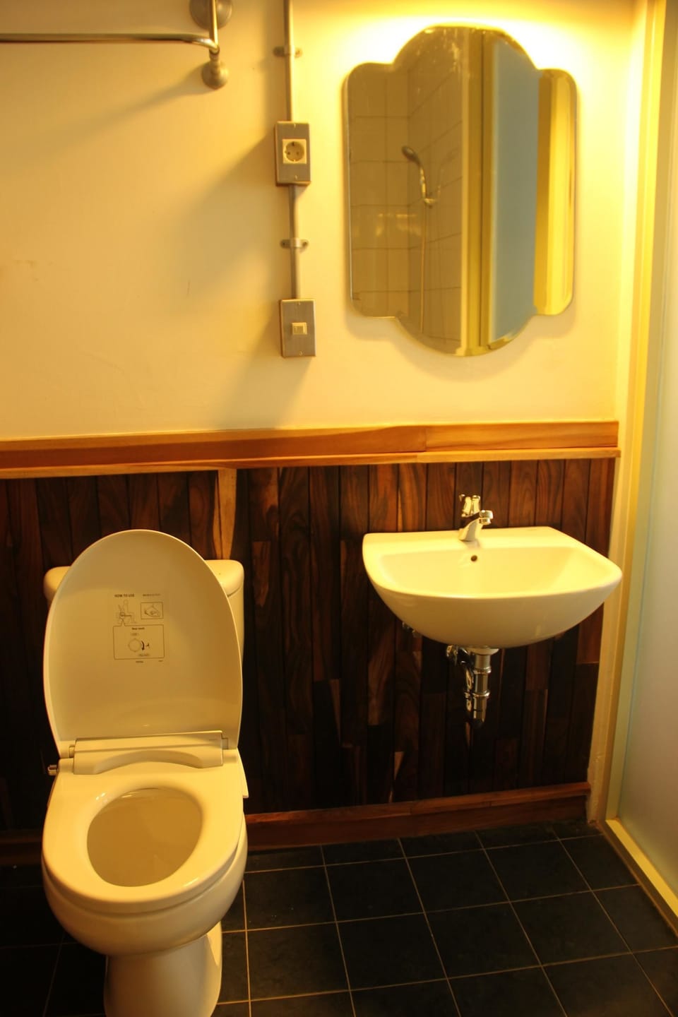 Deluxe Room | Bathroom | Shower, free toiletries, slippers, towels