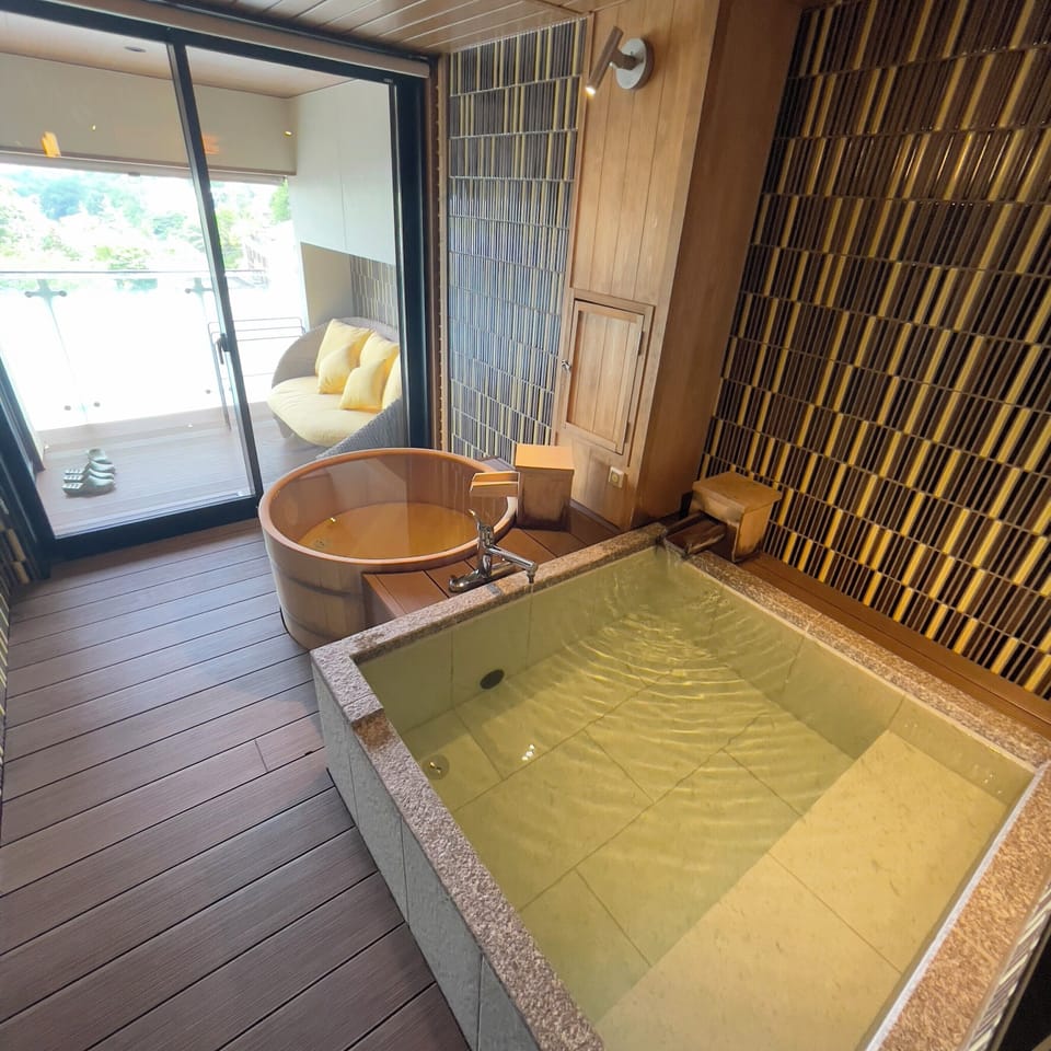 Deluxe Suite, Mountain View | Bathroom | Combined shower/tub, free toiletries, hair dryer, slippers