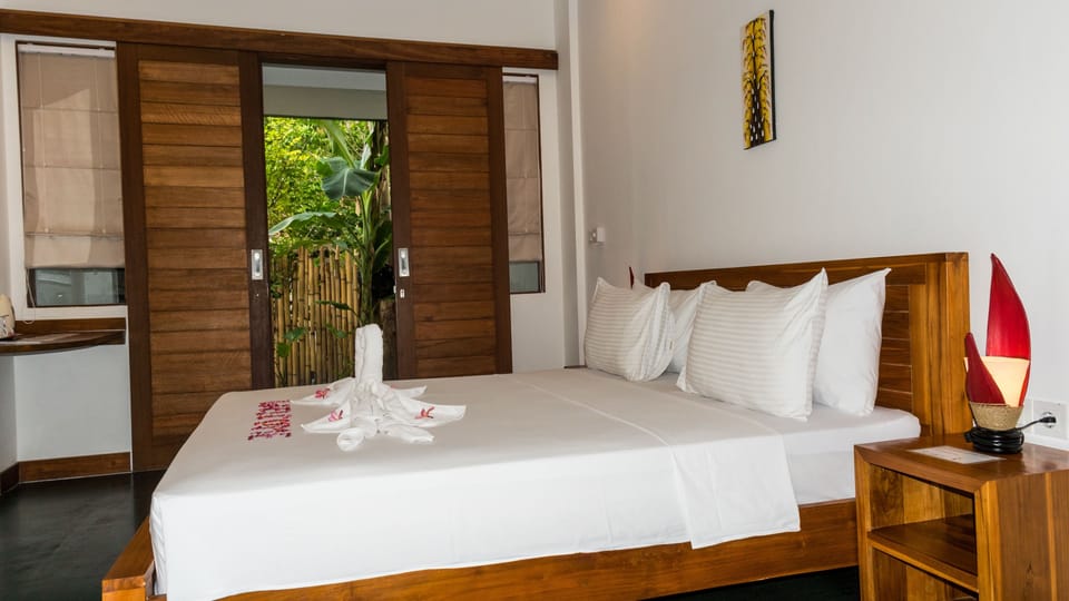 Deluxe Double Bed Room | Premium bedding, minibar, in-room safe, desk