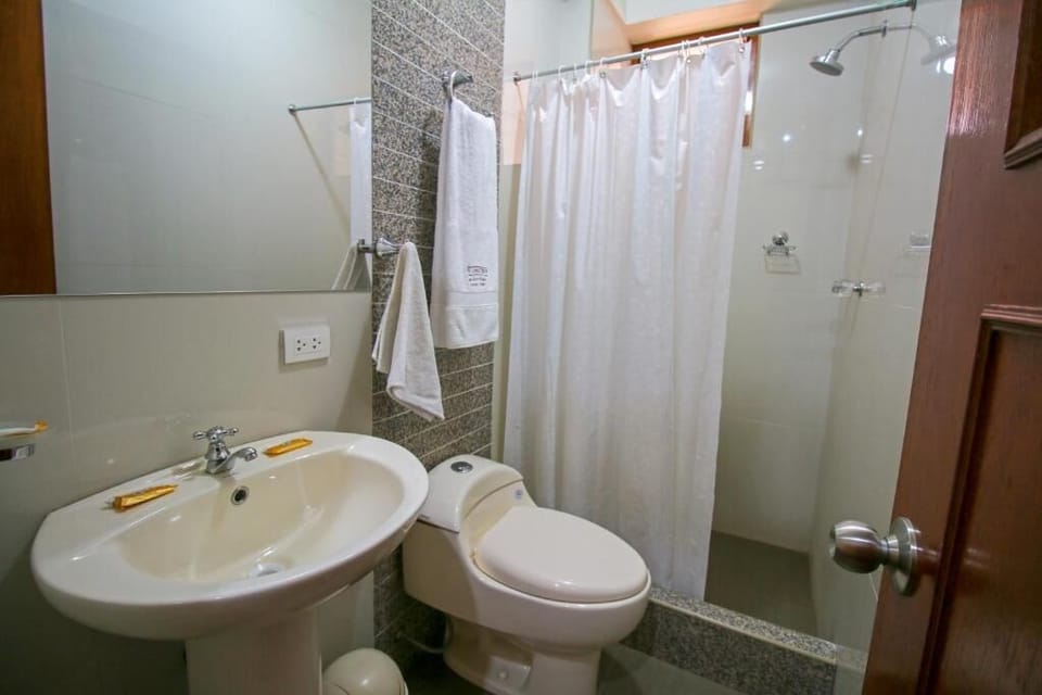 Shower, rainfall showerhead, free toiletries, towels