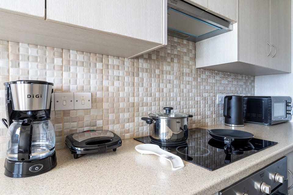 Apartment, 1 Double Bed, Kitchen, City View | Private kitchen | Coffee/tea maker, full-size fridge, microwave, oven