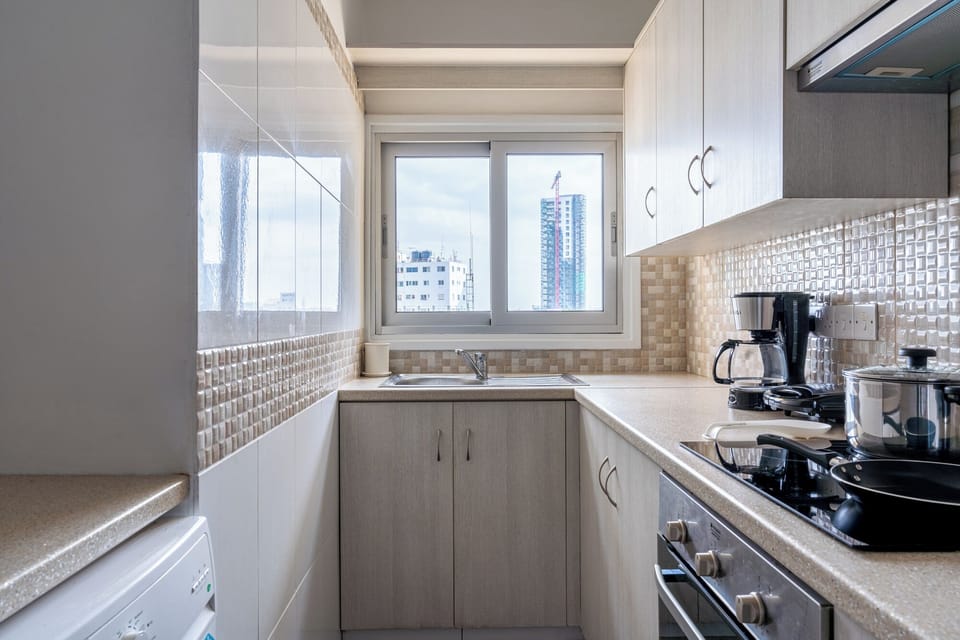 Apartment, 1 Double Bed, Kitchen, City View | Private kitchen | Coffee/tea maker, full-size fridge, microwave, oven