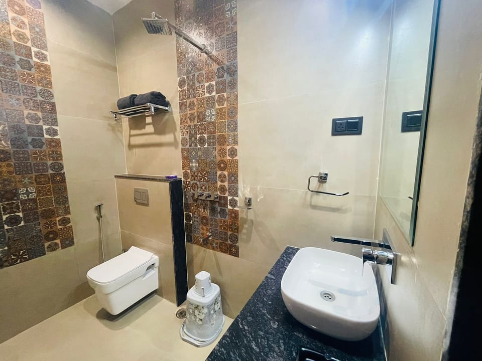 Superior Room | Bathroom | Slippers, towels, soap, shampoo