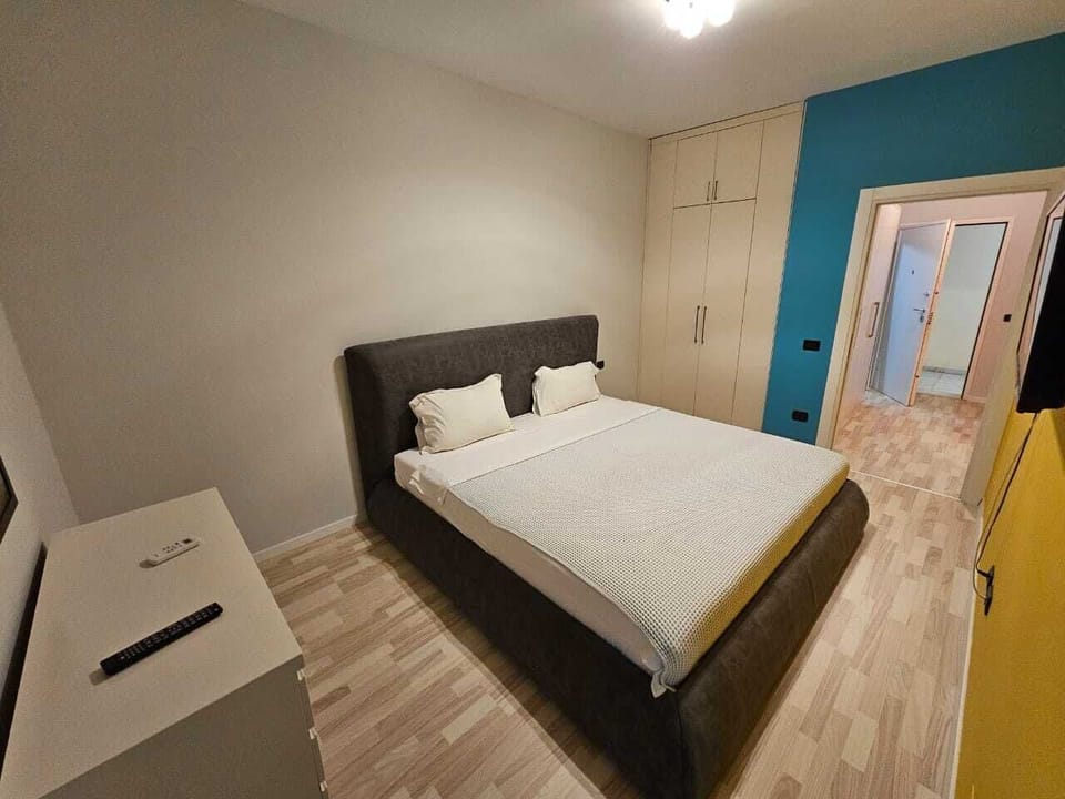 City Apartment, City View | Desk, WiFi (free), bed sheets