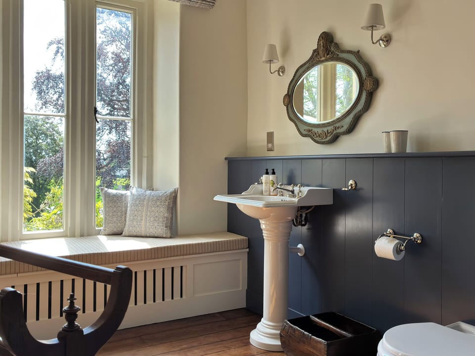 Deluxe Room | Bathroom | Hair dryer, towels, soap, shampoo