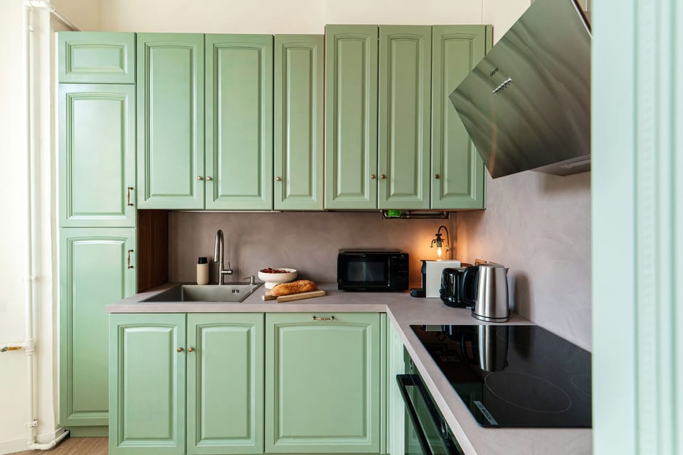 Full-size fridge, microwave, oven, stovetop