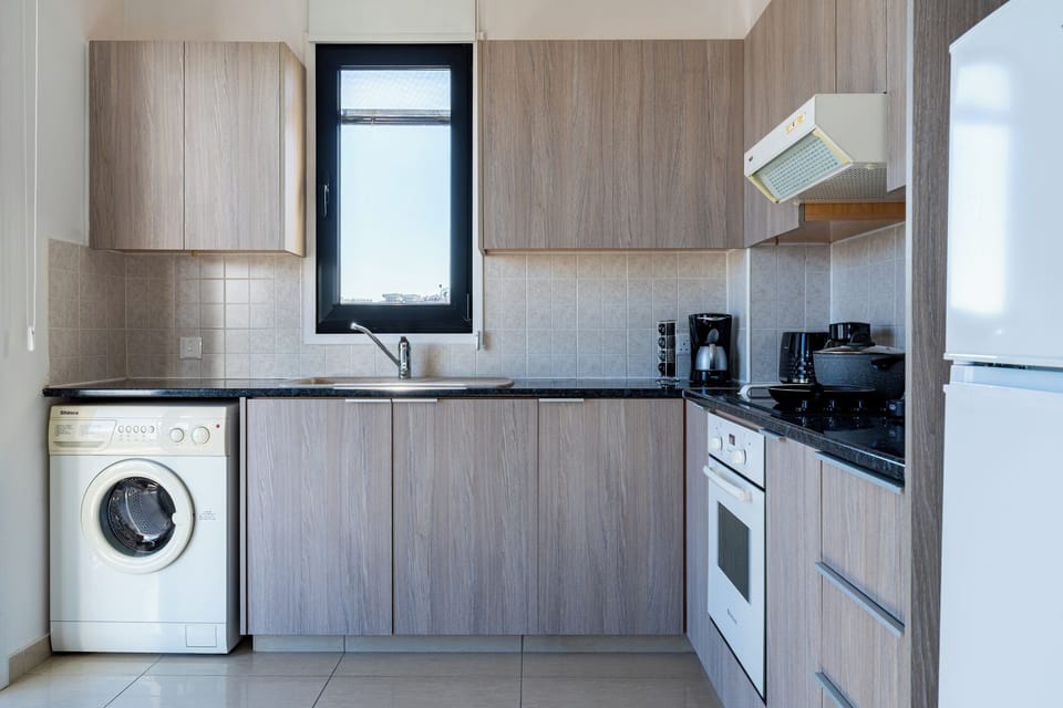 Apartment, 2 Bedrooms, Kitchen, City View | Private kitchen | Full-size fridge, microwave, oven, stovetop