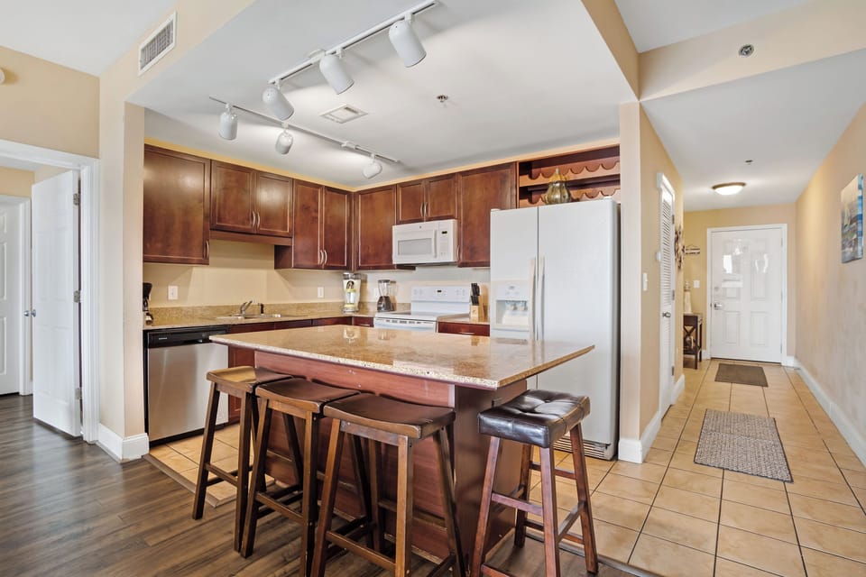 Signature Condo, 2 Bedrooms, Balcony, Lake View | In-room dining