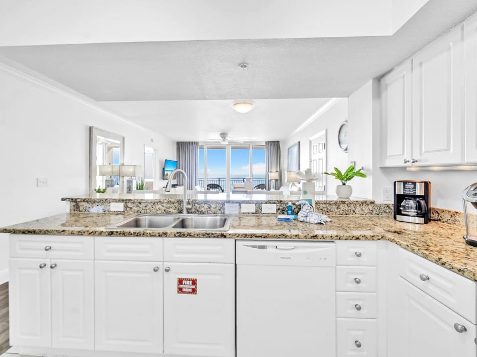 Condo, Multiple Beds (Emerald Beach 931) | Private kitchen
