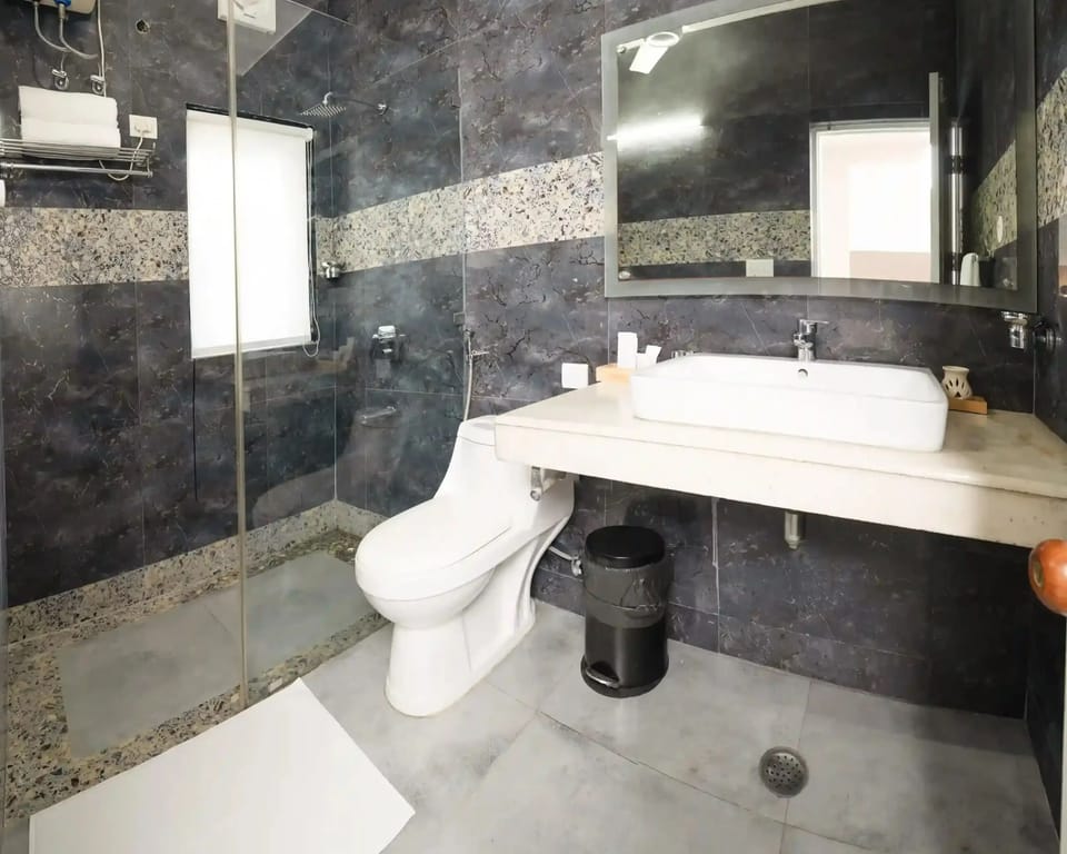 Deluxe Studio | Bathroom | Shower, free toiletries, hair dryer, slippers