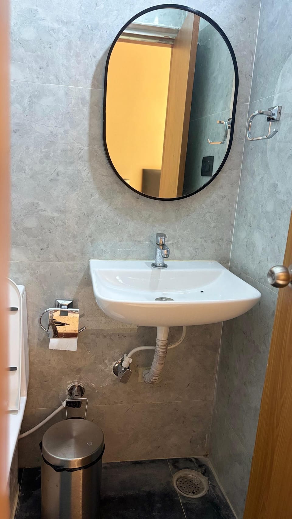 Shower, rainfall showerhead, free toiletries, towels