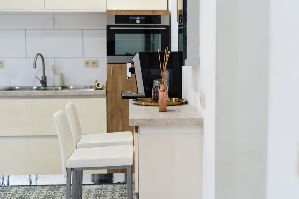 Basic Apartment | Private kitchen | Fridge, microwave, oven, stovetop