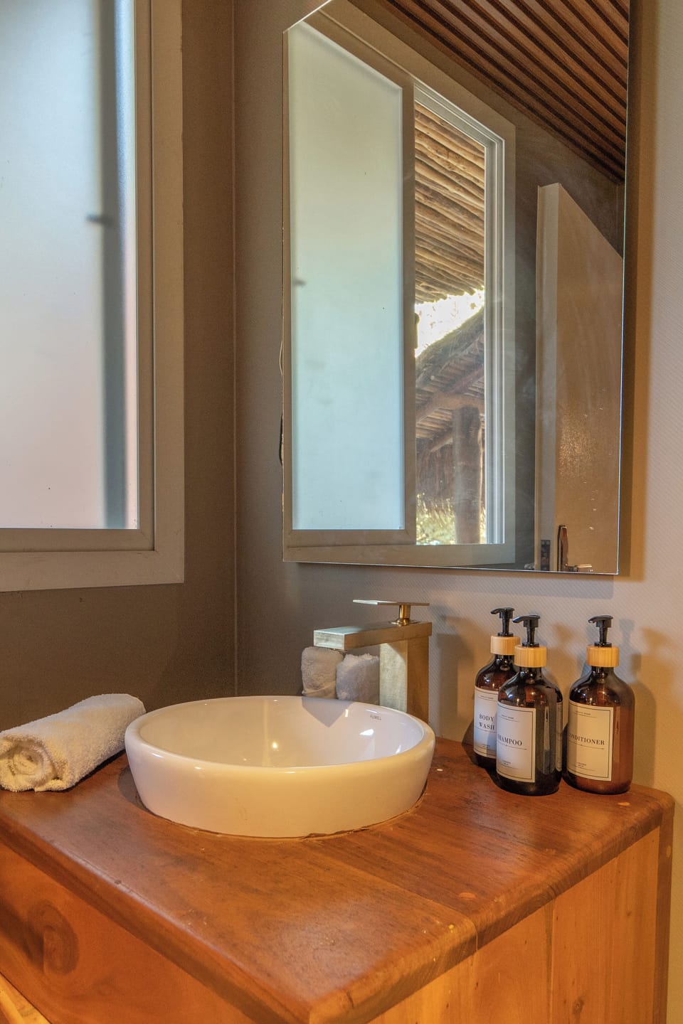 Deluxe Room, Lagoon View | Bathroom | Towels, soap, shampoo, toilet paper