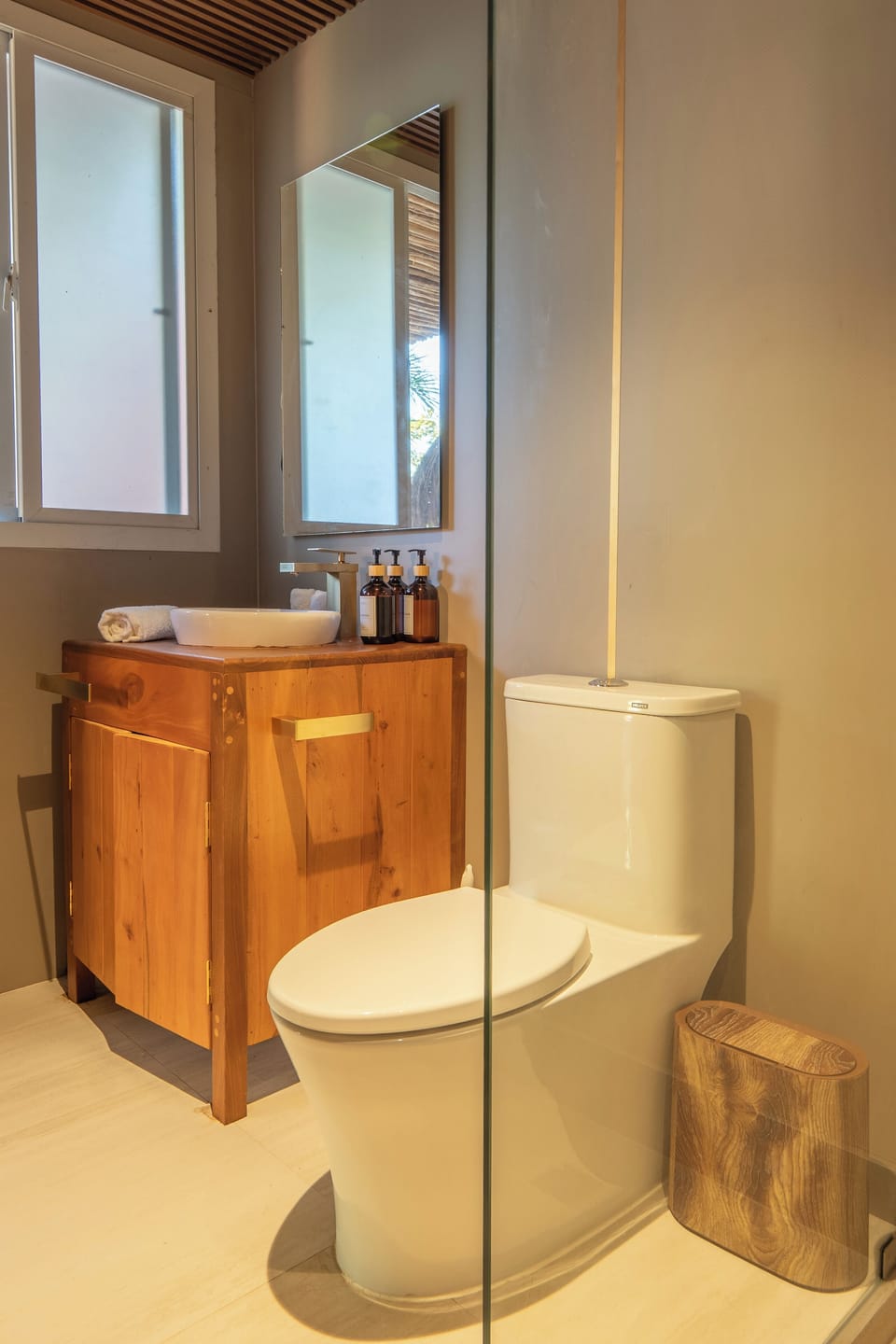 Deluxe Room, Lagoon View | Bathroom | Towels, soap, shampoo, toilet paper