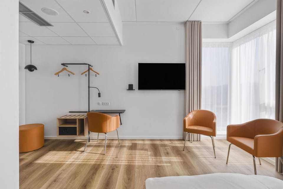 Hypo-allergenic bedding, in-room safe, desk, laptop workspace