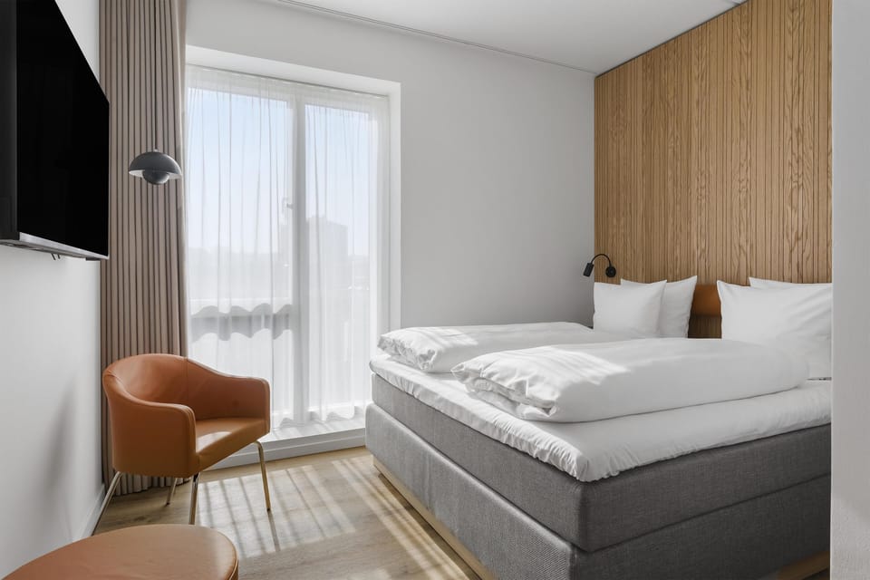 Standard Room, 1 King Bed, Non Smoking | Hypo-allergenic bedding, in-room safe, desk, laptop workspace