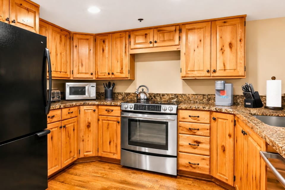 Townhome, 3 Bedrooms (Hot Tub, Ground Floor, (CCT-2180)) | Private kitchen | Fridge, microwave, oven, coffee/tea maker