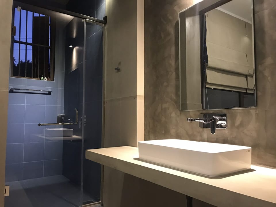 Shower, free toiletries, hair dryer, bidet