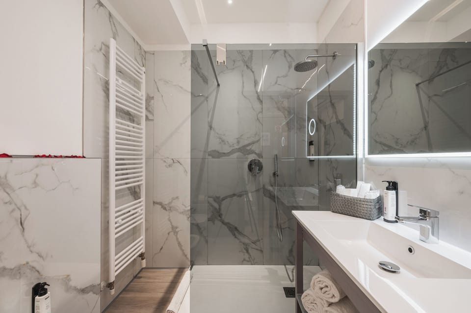 Comfort Triple Room, City View | Bathroom | Free toiletries, hair dryer, bathrobes, slippers