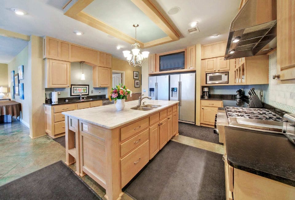 House, Multiple Beds, Hot Tub (Lake Buchanan Grand Retreat) | Private kitchen | Toaster, dining tables