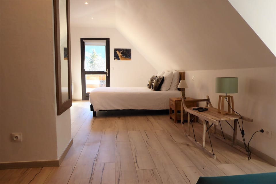 Deluxe Double Room | Premium bedding, desk, soundproofing, WiFi (free)