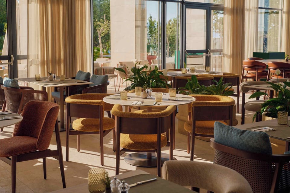 3 restaurants, lunch served
