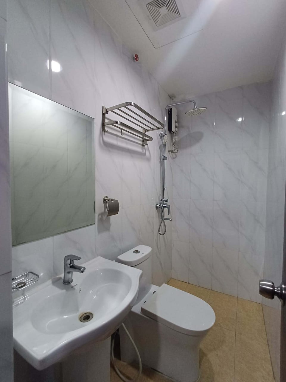 Family Room | Bathroom | Shower, free toiletries, bidet, towels