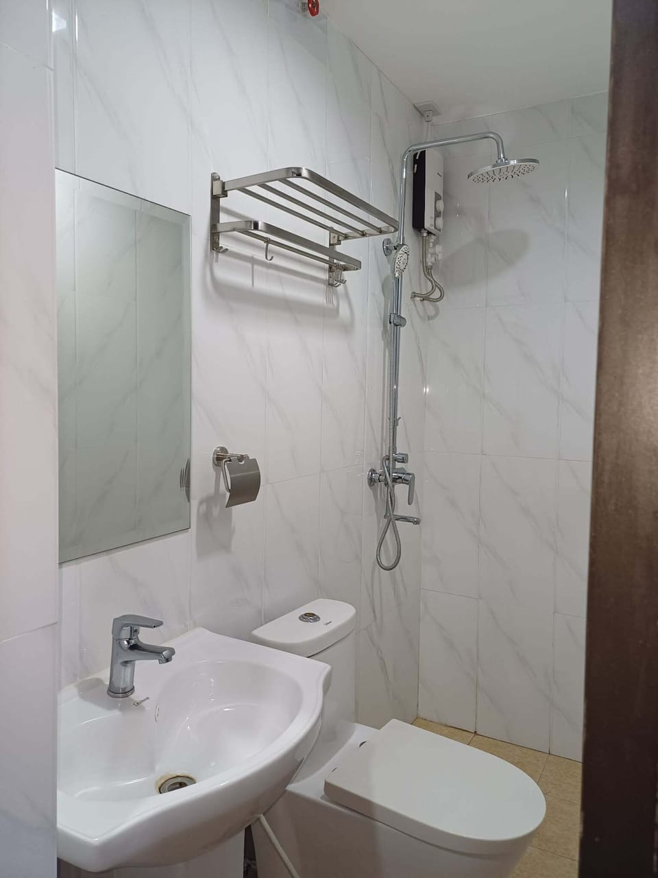 Deluxe Twin Room | Bathroom | Shower, free toiletries, bidet, towels