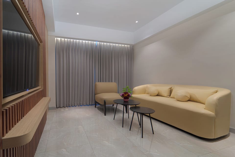Suite | Minibar, in-room safe, desk, laptop workspace