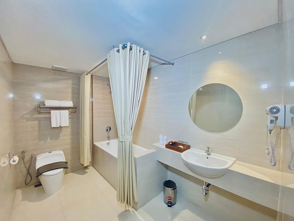 Executive Room | Bathroom | Slippers, towels, soap, shampoo