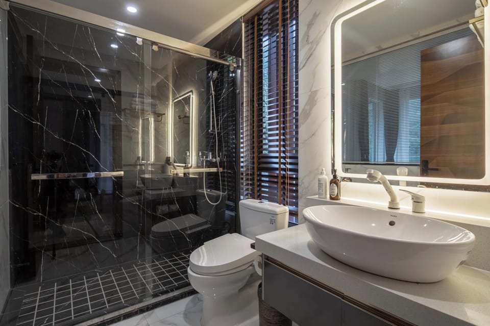 Standard Twin Room | Bathroom | Shower, rainfall showerhead, free toiletries, hair dryer