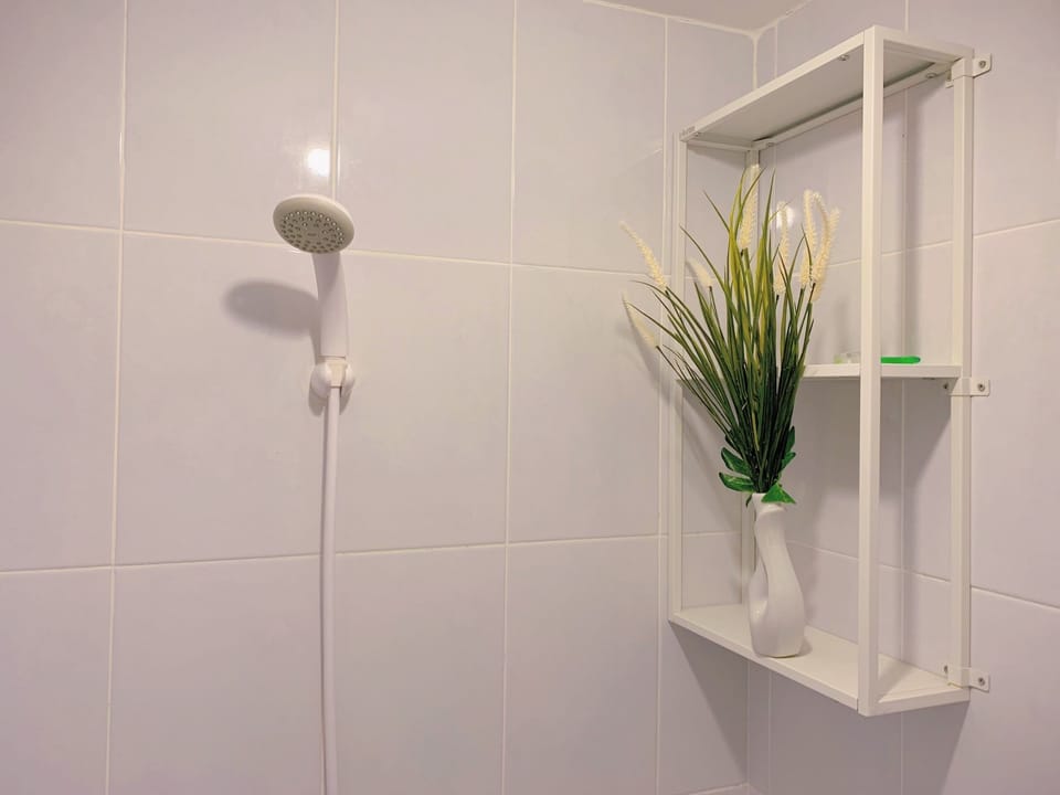 Studio, 1 Queen Bed | Bathroom