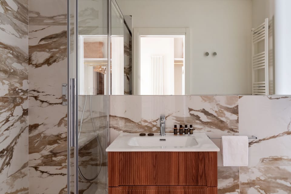 Deluxe Double or Twin Room, City View | Bathroom | Shower, hair dryer, bidet, towels