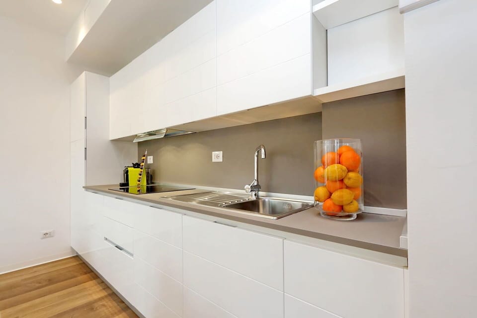 Full-size fridge, microwave, oven, stovetop