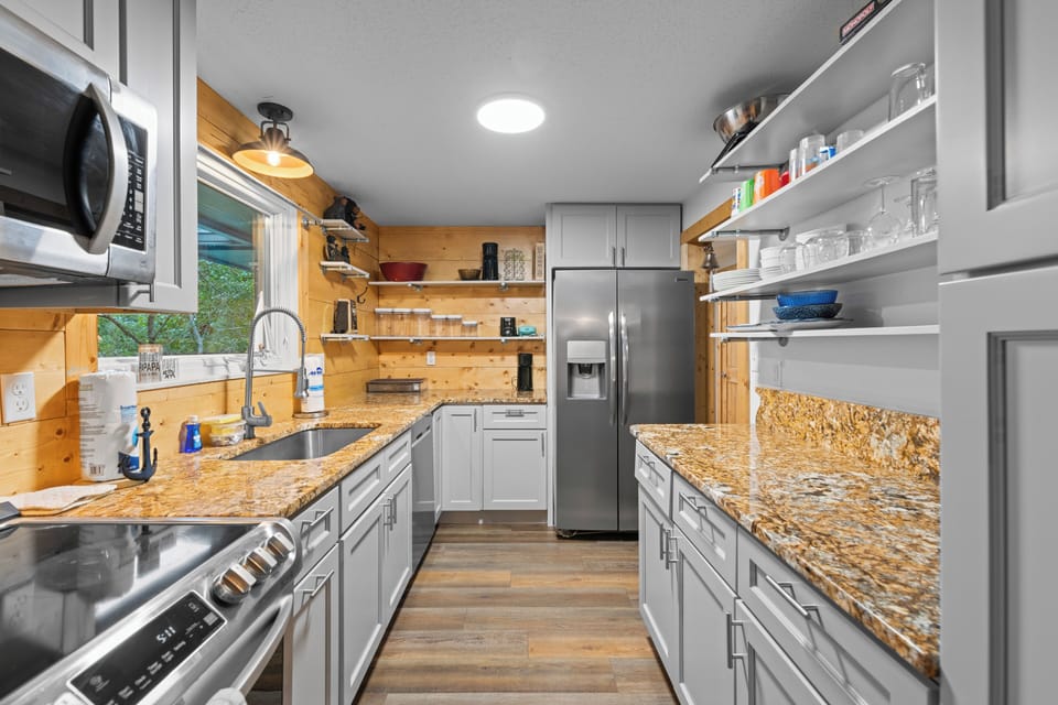 Superior House, 4 Bedrooms, Garden View, Lakeside | Private kitchen | Fridge, microwave, oven, stovetop
