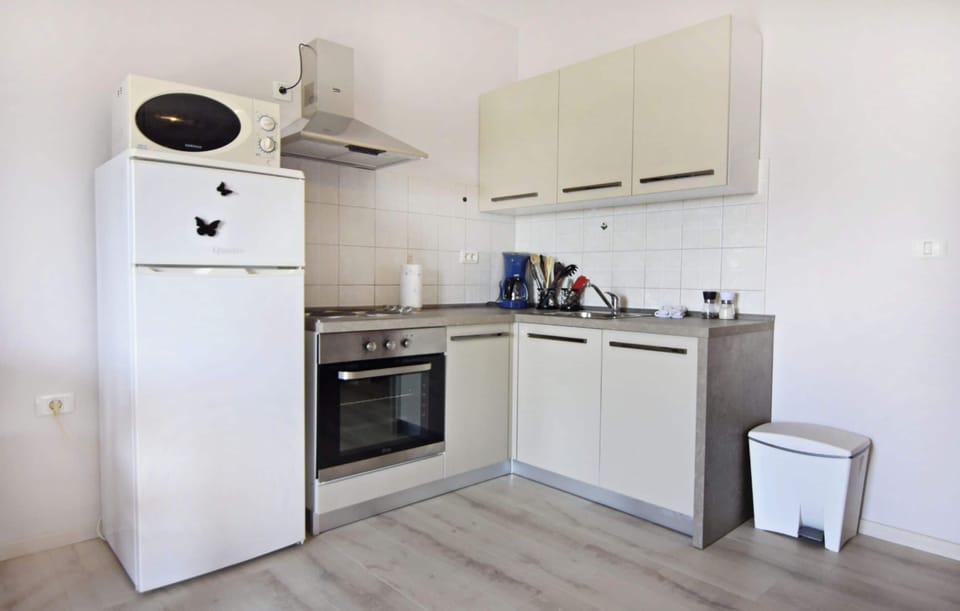 Apartment, 1 Bedroom, Balcony, Garden View | Interior
