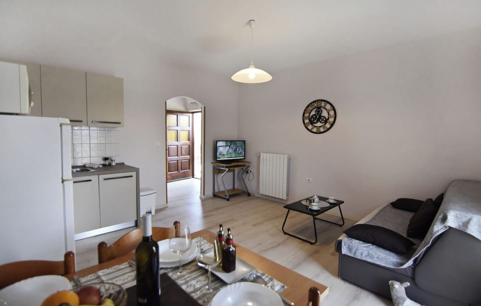 Apartment, 1 Bedroom, Balcony, Garden View | Living room