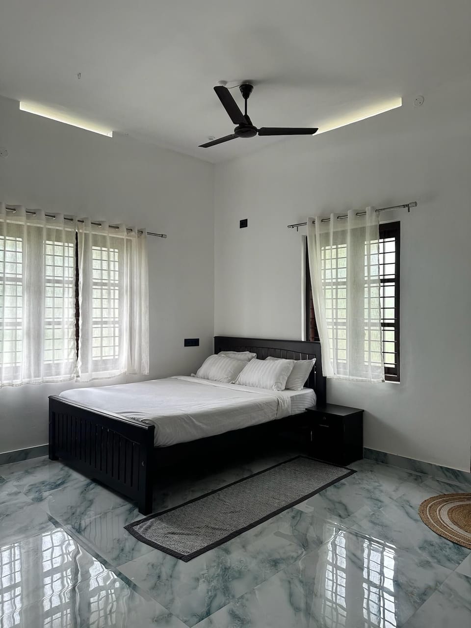 Basic Room | Desk, laptop workspace, WiFi (free)