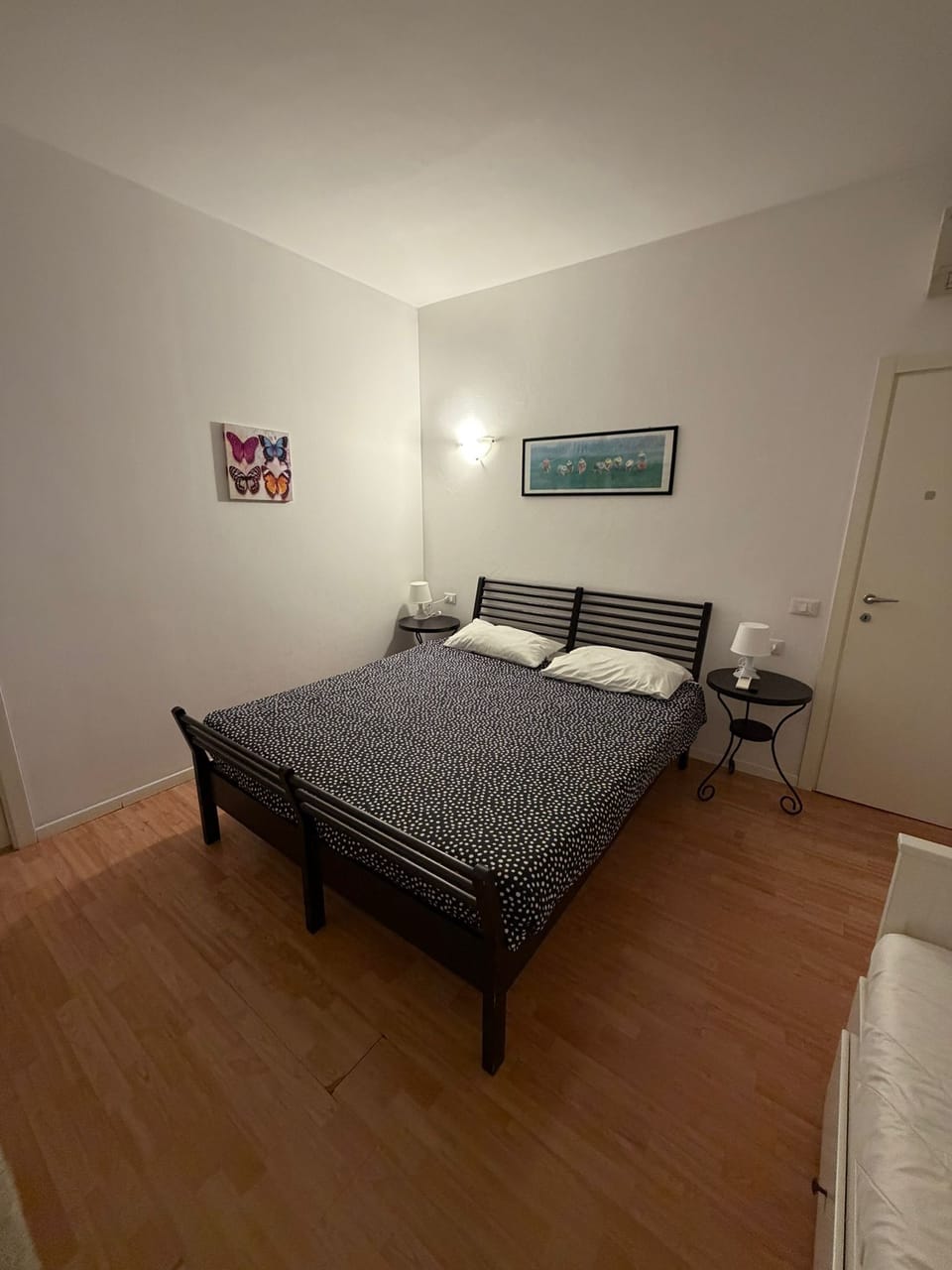 WiFi (free), bed sheets