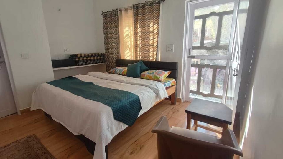 Luxury Room | Rollaway beds, bed sheets