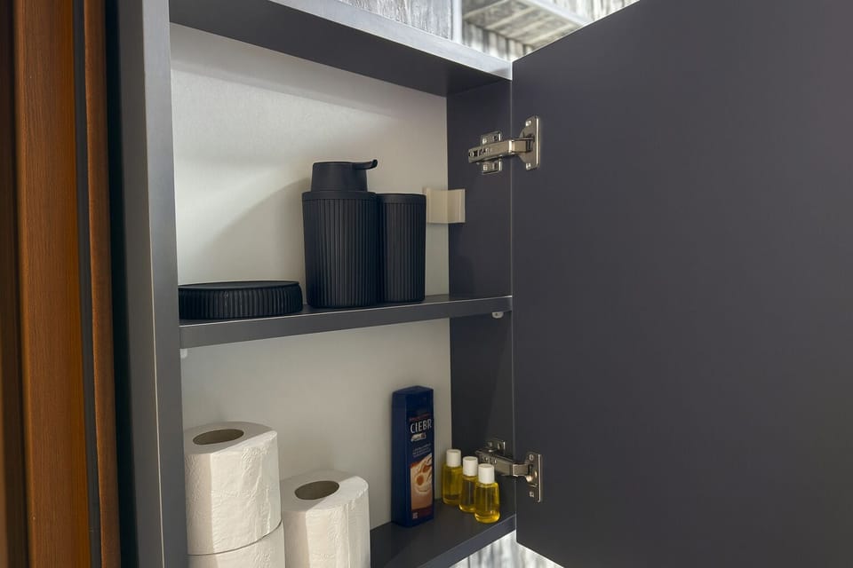 Deluxe Twin Room | Bathroom | Shower, hair dryer, slippers, towels