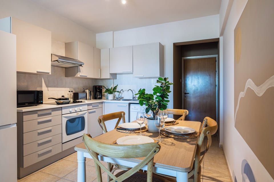 Apartment, 3 Bedrooms, City View, Poolside | In-room dining