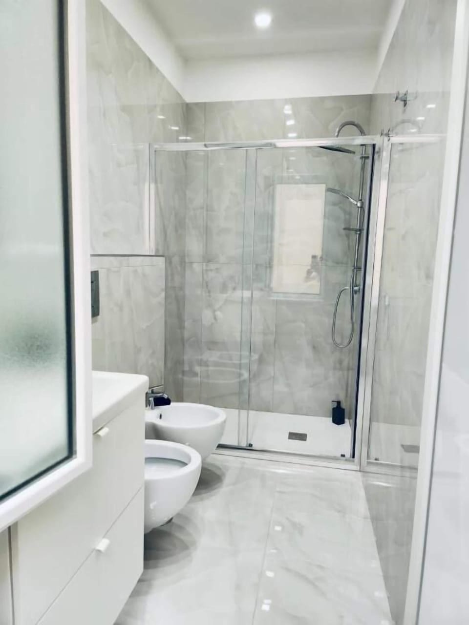 Deluxe Double or Twin Room | Bathroom | Shower, rainfall showerhead, hair dryer, towels