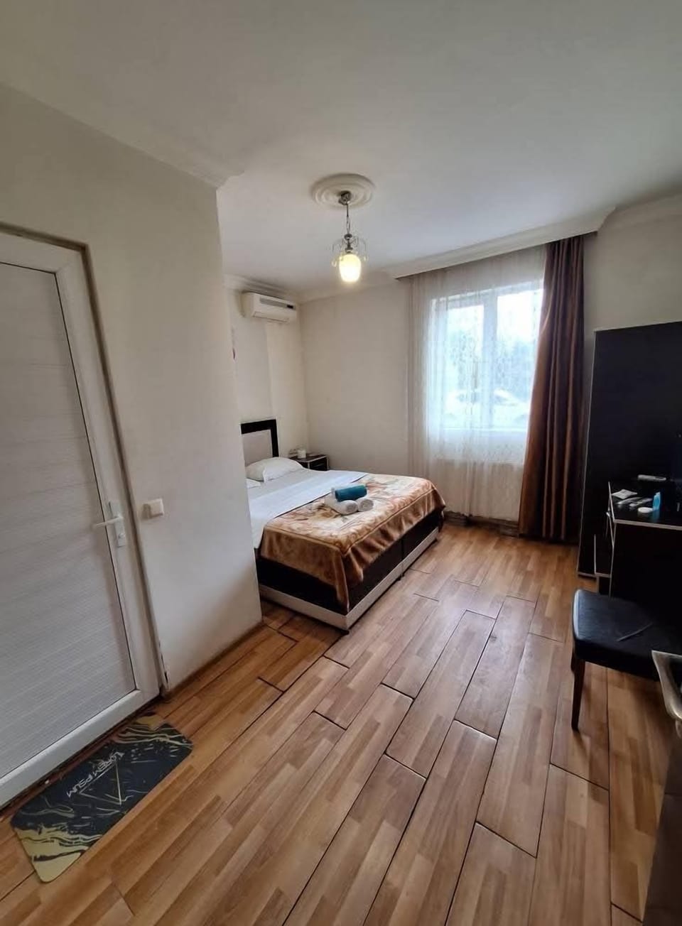 Classic Room | Laptop workspace, free WiFi