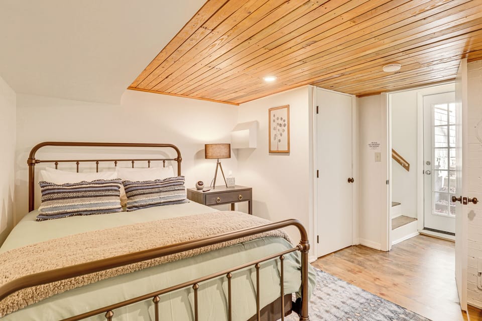 Trails, Wine & Events! Cuyahoga Falls Retreat Cottage in Cuyahoga Falls