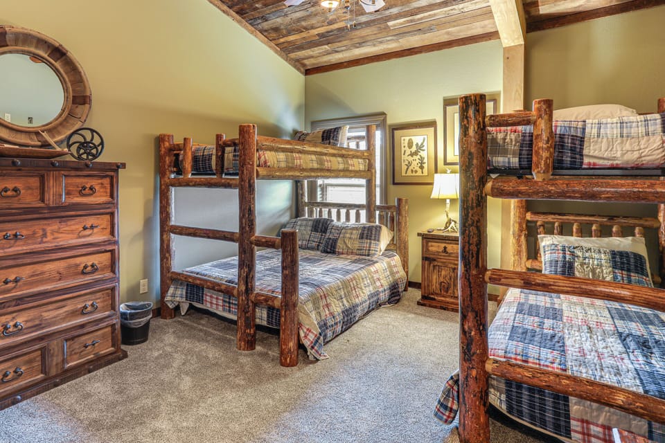 4,800-sq-ft Cabin w/ Creek Access in Caulfield Cottage in Norfork Lake