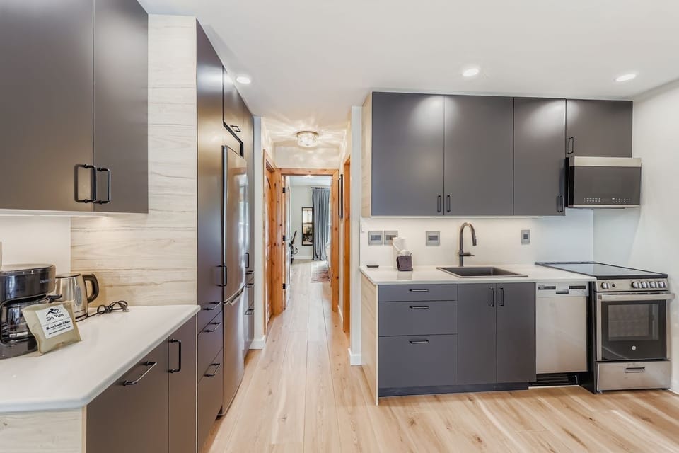 Condo, 1 Bedroom | Private kitchen | Fridge, oven, coffee/tea maker, toaster